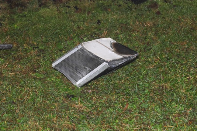 Brand einer Wohnrauml�ftung in Wels-Schafwiesen breitete sich auf Geb�udefassade aus