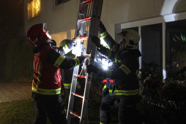 Brand einer Wohnrauml�ftung in Wels-Schafwiesen breitete sich auf Geb�udefassade aus
