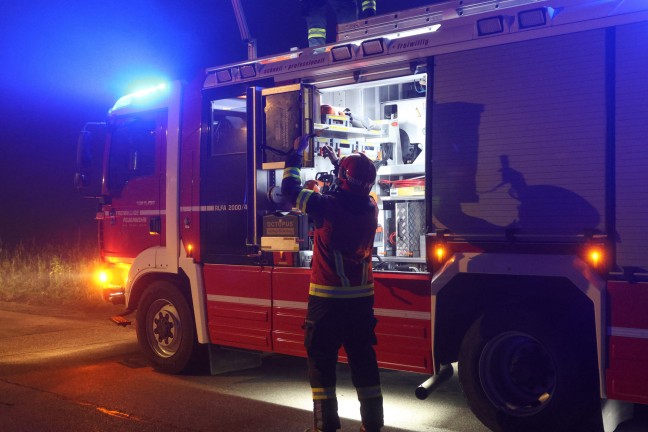 Brand einer Wohnrauml�ftung in Wels-Schafwiesen breitete sich auf Geb�udefassade aus