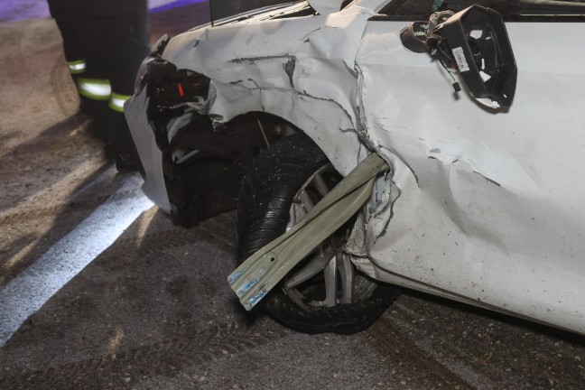 Streifkollision zwischen zwei Autos auf Pyhrnpass Stra�e bei St. Pankraz