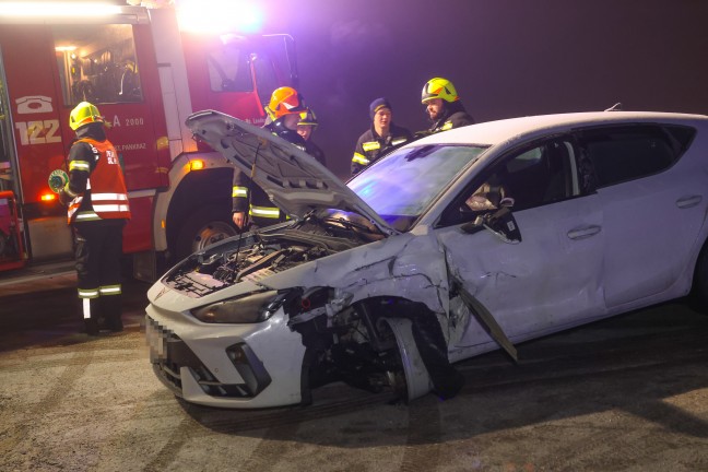 Streifkollision zwischen zwei Autos auf Pyhrnpass Stra�e bei St. Pankraz