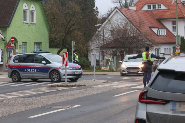 Drohnenbergung: Flugger�t mit Drehleiter der Feuerwehr von Baum in Wels-Innenstadt geholt