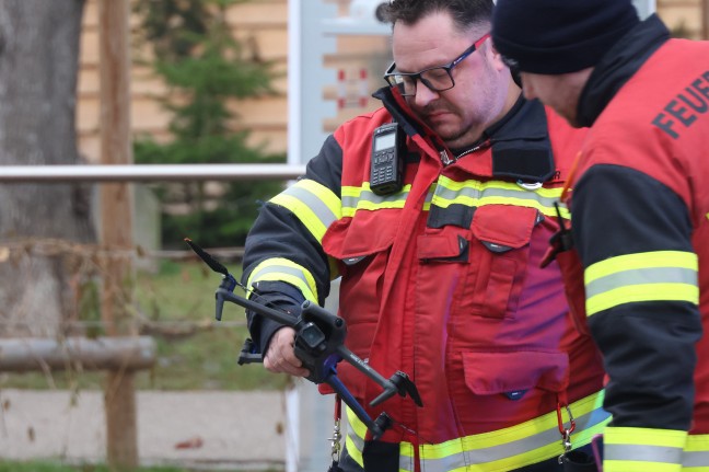 Drohnenbergung: Flugger�t mit Drehleiter der Feuerwehr von Baum in Wels-Innenstadt geholt