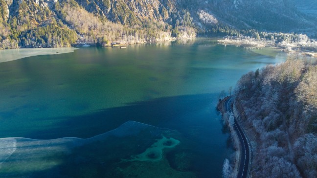 Gr�nau im Almtal: Einsatzkr�fte zu vermeintlicher Rettung zweier Eisl�ufer aus dem Almsee alarmiert