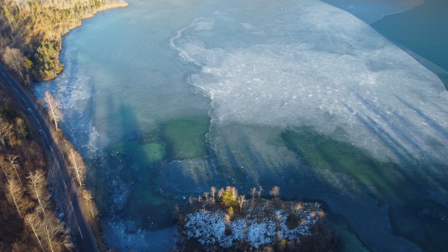 Gr�nau im Almtal: Einsatzkr�fte zu vermeintlicher Rettung zweier Eisl�ufer aus dem Almsee alarmiert
