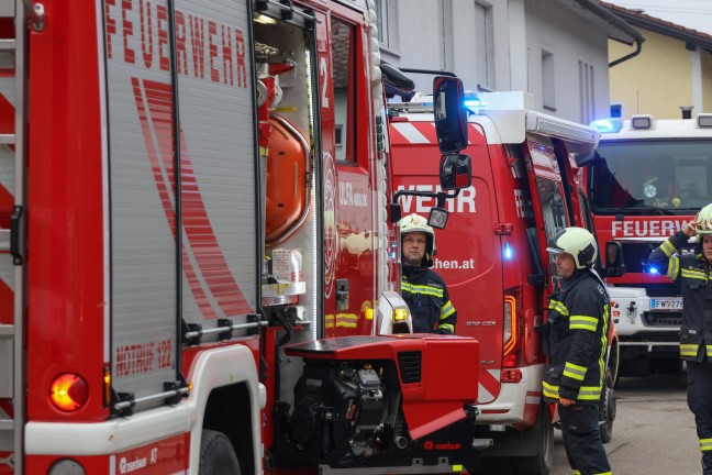 Geb�ude verraucht: Sechs Feuerwehren bei Kaminbrand in Laakirchen im Einsatz