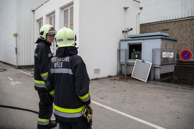 Feuerwehreinsatz: Gemeldete Rauchentwicklung unter Trafostation bei Unternehmen in Wels-Vogelweide