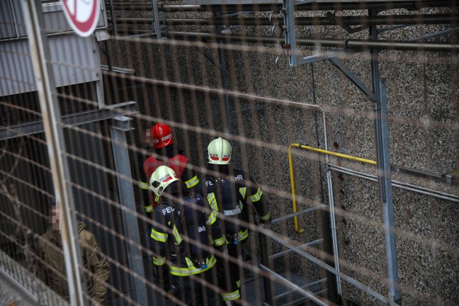 Feuerwehreinsatz: Gemeldete Rauchentwicklung unter Trafostation bei Unternehmen in Wels-Vogelweide