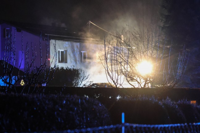 Gartenh�tte in Vollbrand: Zwei Feuerwehren bei Brand in Hofkirchen im Traunkreis im Einsatz