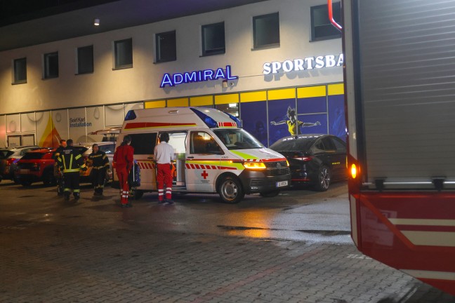 Personenrettung: Person nach Sturz in einem Wettlokal in Asten im Bereich der Bar eingeklemmt