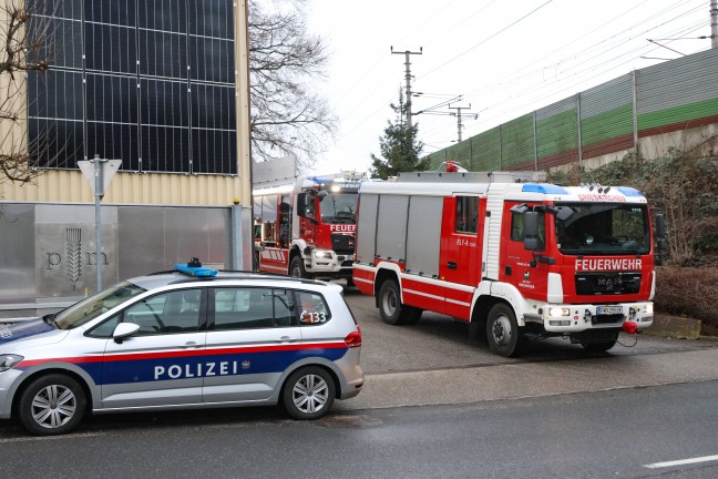 Alarmstufe 2: Gro�einsatz bei Brand in einem Silo eines Unternehmens in Grieskirchen