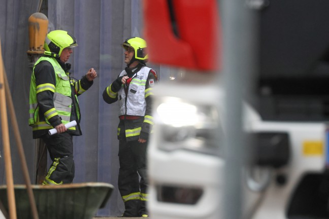 Alarmstufe 2: Gro�einsatz bei Brand in einem Silo eines Unternehmens in Grieskirchen