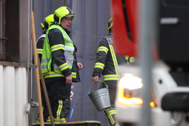 Alarmstufe 2: Gro�einsatz bei Brand in einem Silo eines Unternehmens in Grieskirchen