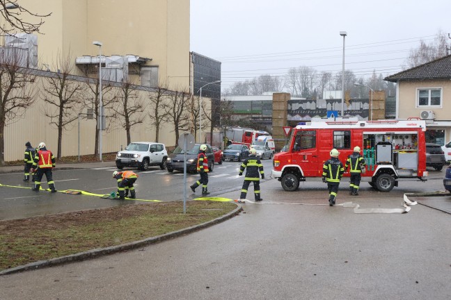 Alarmstufe 2: Gro�einsatz bei Brand in einem Silo eines Unternehmens in Grieskirchen