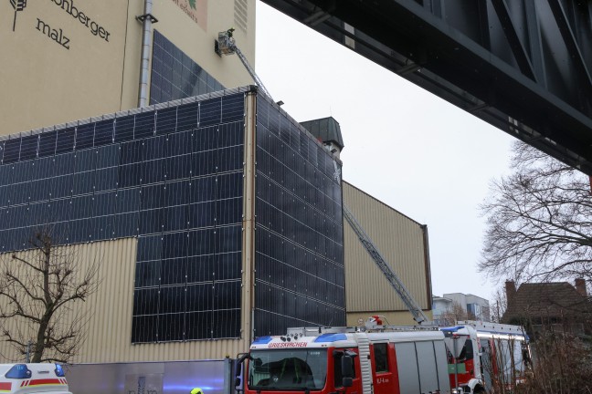 Alarmstufe 2: Gro�einsatz bei Brand in einem Silo eines Unternehmens in Grieskirchen