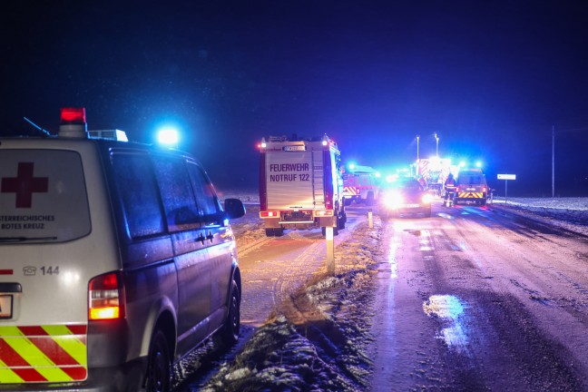 Menschenrettung: F�nf teils Schwerverletzte bei Frontalcrash in Manning