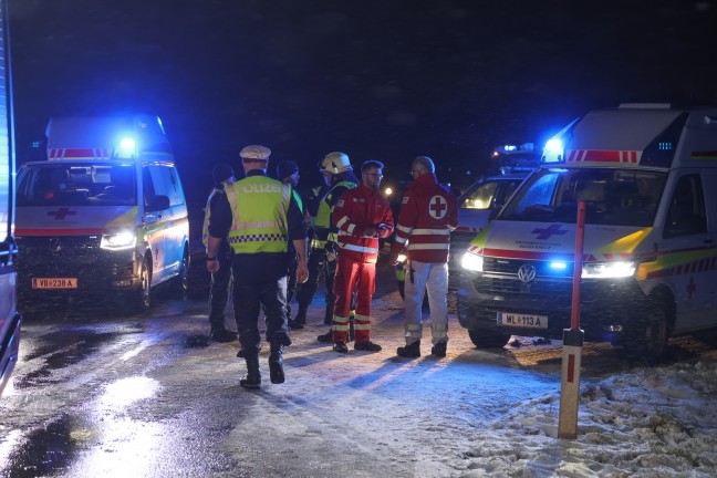 Menschenrettung: F�nf teils Schwerverletzte bei Frontalcrash in Manning