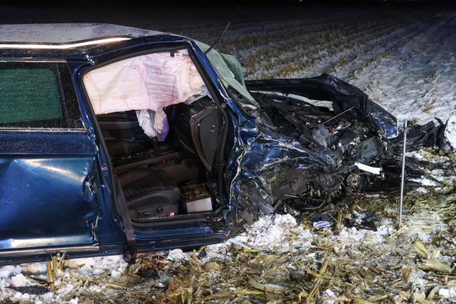 Menschenrettung: F�nf teils Schwerverletzte bei Frontalcrash in Manning