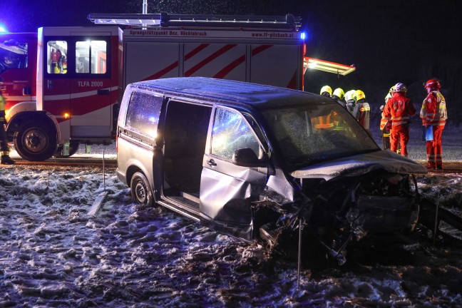 Menschenrettung: F�nf teils Schwerverletzte bei Frontalcrash in Manning
