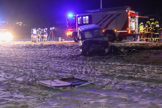 Menschenrettung: F�nf teils Schwerverletzte bei Frontalcrash in Manning