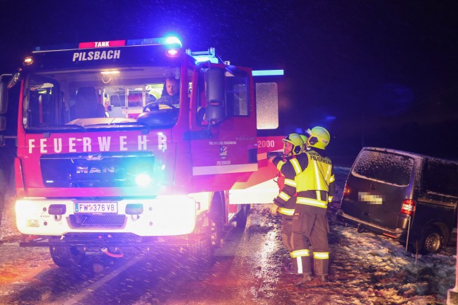 Menschenrettung: F�nf teils Schwerverletzte bei Frontalcrash in Manning