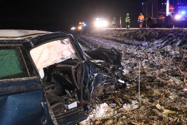 Menschenrettung: F�nf teils Schwerverletzte bei Frontalcrash in Manning