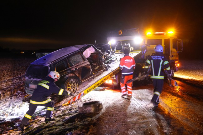 Menschenrettung: F�nf teils Schwerverletzte bei Frontalcrash in Manning