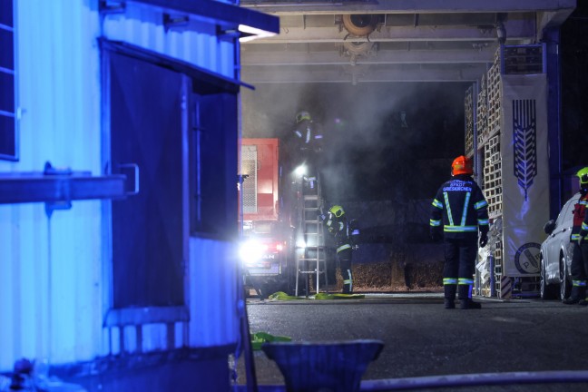 Silobrand: Nochmalige L�schma�nahmen durch Feuerwehr bei M�lzerei in Grieskirchen