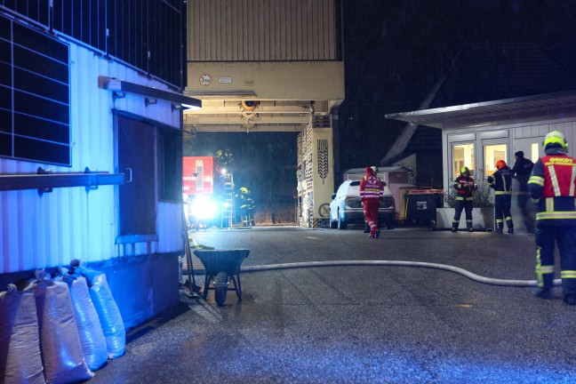 Silobrand: Nochmalige L�schma�nahmen durch Feuerwehr bei M�lzerei in Grieskirchen