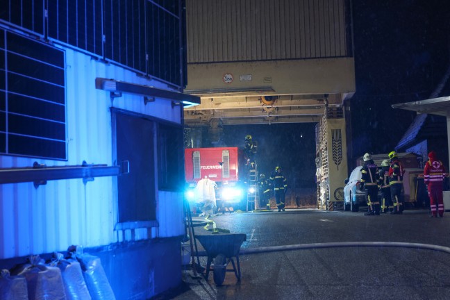 Silobrand: Nochmalige L�schma�nahmen durch Feuerwehr bei M�lzerei in Grieskirchen