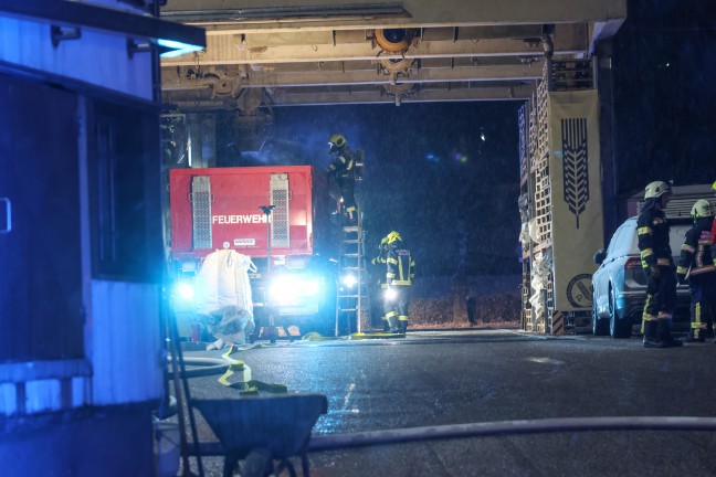 Silobrand: Nochmalige L�schma�nahmen durch Feuerwehr bei M�lzerei in Grieskirchen