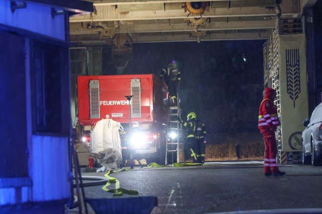 Silobrand: Nochmalige L�schma�nahmen durch Feuerwehr bei M�lzerei in Grieskirchen