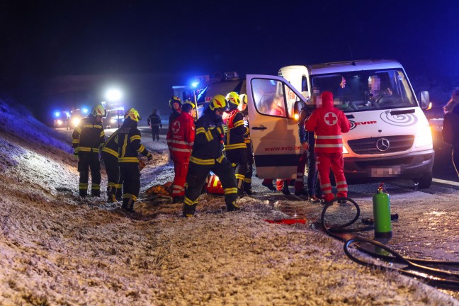 Vier Verletzte: Auto auf Innkreisautobahn bei Weibern gegen Betonmittelleitschiene geschleudert