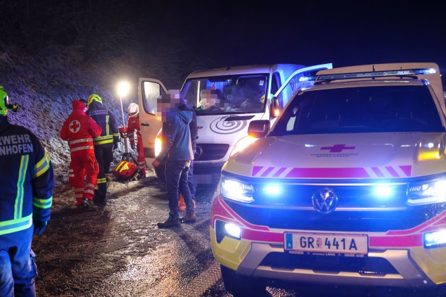 Vier Verletzte: Auto auf Innkreisautobahn bei Weibern gegen Betonmittelleitschiene geschleudert