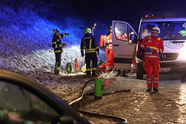 Vier Verletzte: Auto auf Innkreisautobahn bei Weibern gegen Betonmittelleitschiene geschleudert