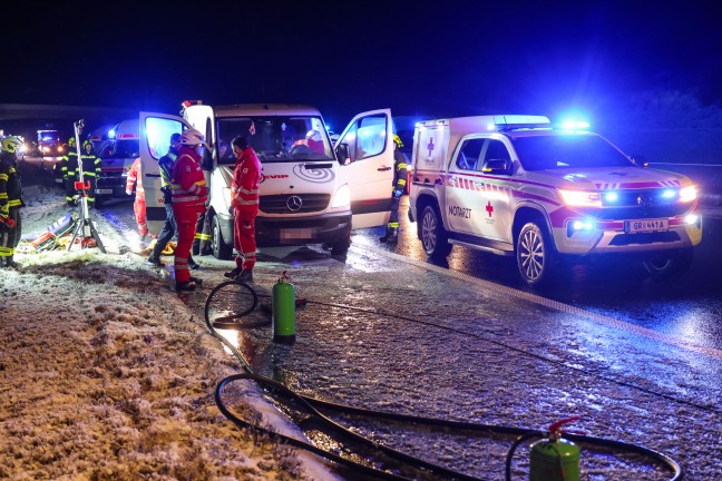 Vier Verletzte: Auto auf Innkreisautobahn bei Weibern gegen Betonmittelleitschiene geschleudert