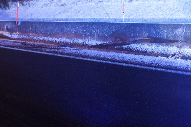 Vier Verletzte: Auto auf Innkreisautobahn bei Weibern gegen Betonmittelleitschiene geschleudert