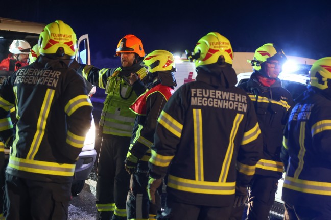 Vier Verletzte: Auto auf Innkreisautobahn bei Weibern gegen Betonmittelleitschiene geschleudert