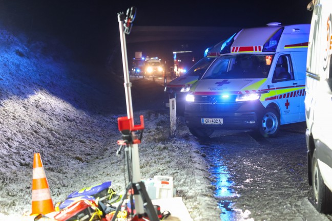 Vier Verletzte: Auto auf Innkreisautobahn bei Weibern gegen Betonmittelleitschiene geschleudert