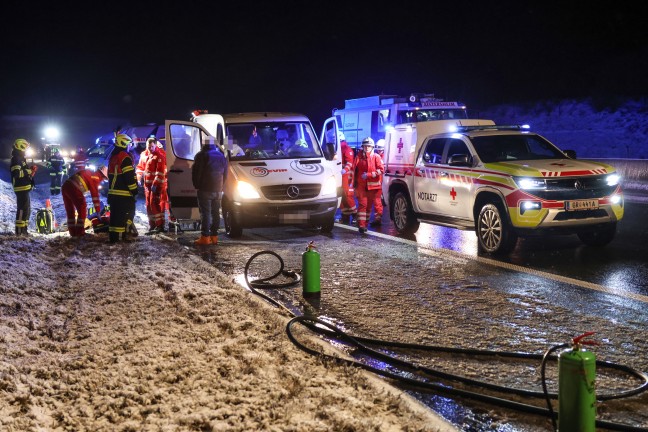 Vier Verletzte: Auto auf Innkreisautobahn bei Weibern gegen Betonmittelleitschiene geschleudert