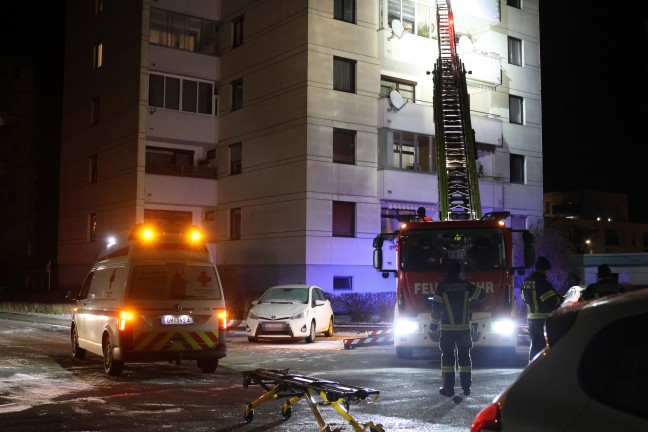 Personenrettung in Gmunden: Patient mittels Drehleiter schonend aus f�nftem Stock gerettet