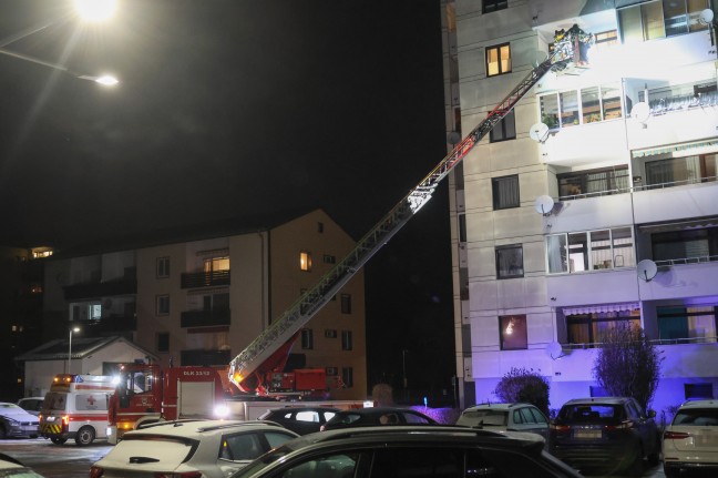 Personenrettung in Gmunden: Patient mittels Drehleiter schonend aus f�nftem Stock gerettet