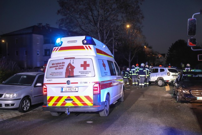 Verkehrsunfall: Auto in Leonding gegen geparktes Taxi gekracht