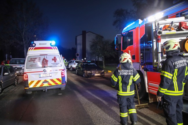 Verkehrsunfall: Auto in Leonding gegen geparktes Taxi gekracht