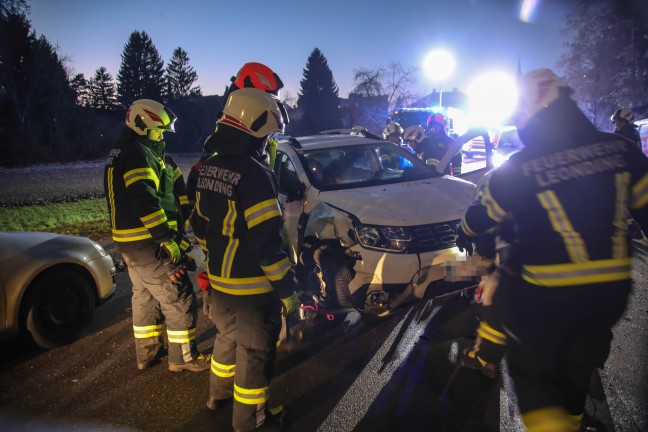 Verkehrsunfall: Auto in Leonding gegen geparktes Taxi gekracht