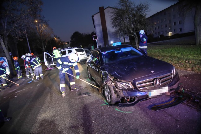 Verkehrsunfall: Auto in Leonding gegen geparktes Taxi gekracht