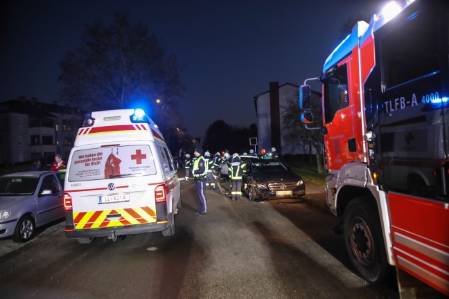 Verkehrsunfall: Auto in Leonding gegen geparktes Taxi gekracht