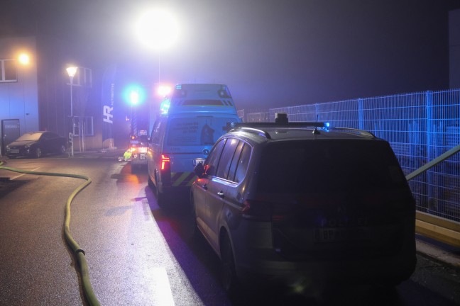 M�glicher Brandanschlag: Zwei Feuerwehren bei Brand in einem Werkst�ttenpark in Regau im Einsatz