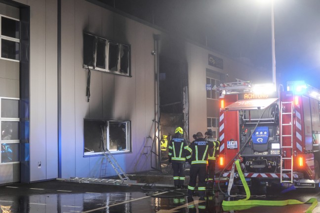 M�glicher Brandanschlag: Zwei Feuerwehren bei Brand in einem Werkst�ttenpark in Regau im Einsatz