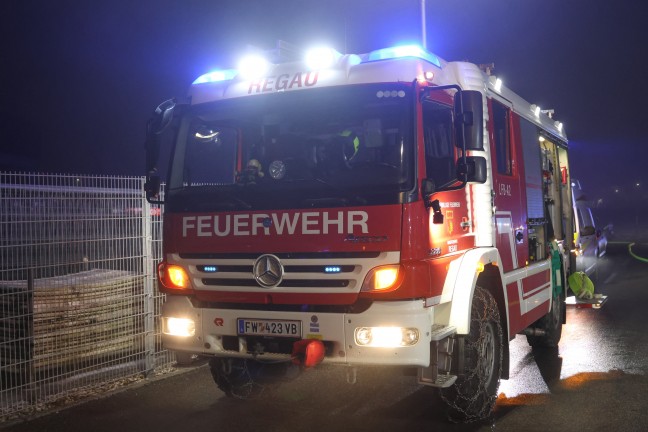 M�glicher Brandanschlag: Zwei Feuerwehren bei Brand in einem Werkst�ttenpark in Regau im Einsatz